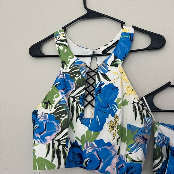 Beautiful two-piece women's floral suit set. - Picture 4 of 5